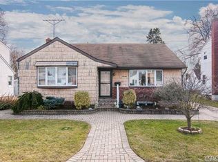 14 Julian St, Hicksville, NY 11801
