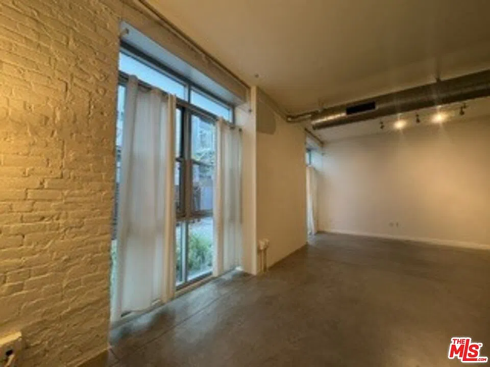 527 Molino St — Photo 2
