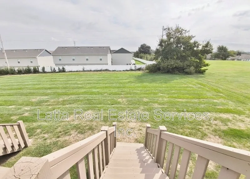 3 bed, 2.0 bath, 1388 sqft, $1,400 — Photo 3