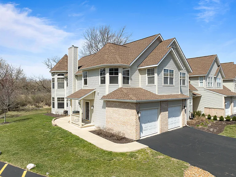 501 Abbey Ridge Ct — Photo 2