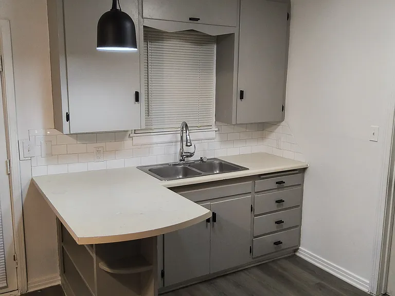 843 S Broadview Ave — Photo 7