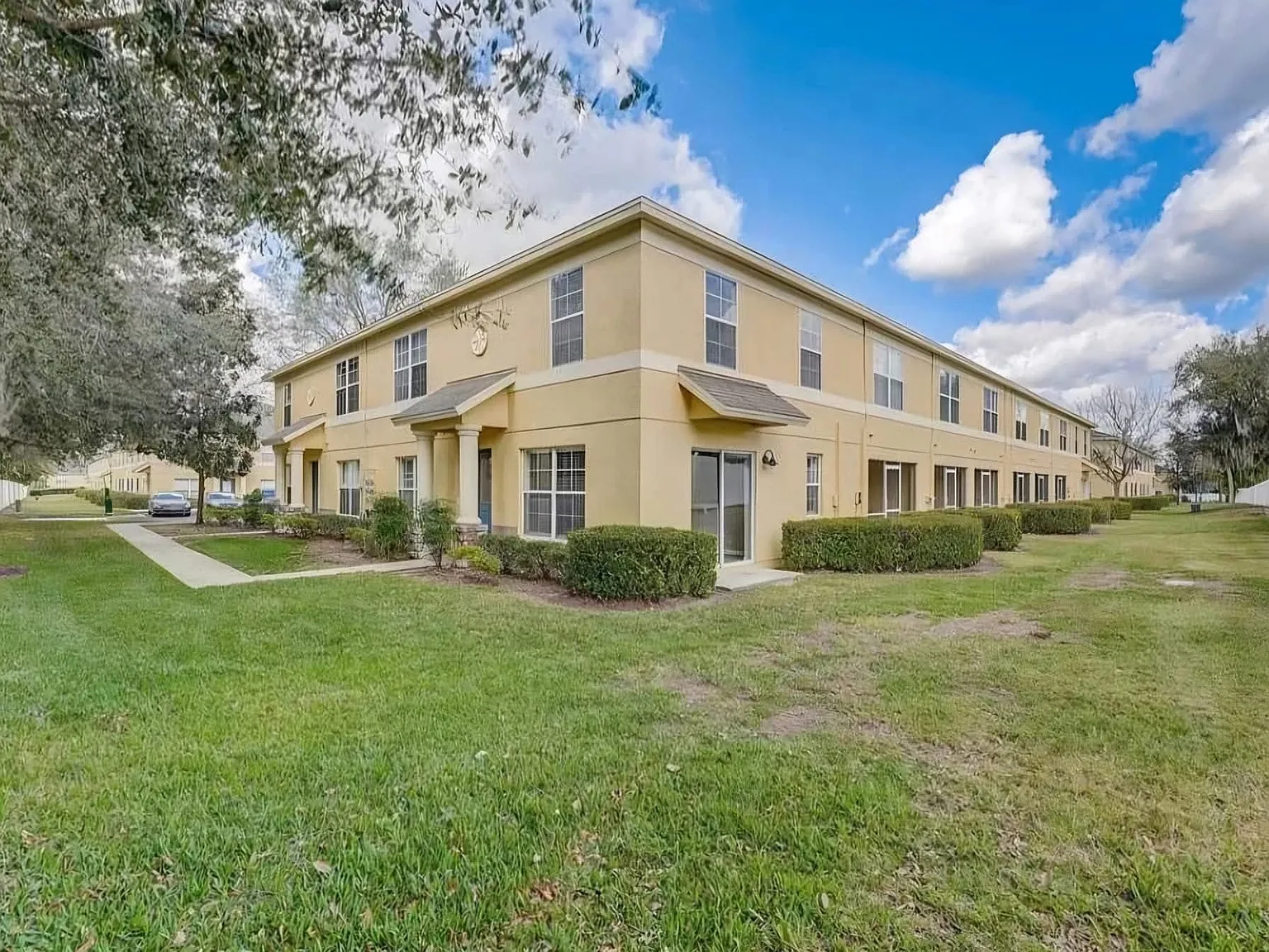 3 bed, 2.5 bath, 1408 sqft, $2,050 — Photo 2