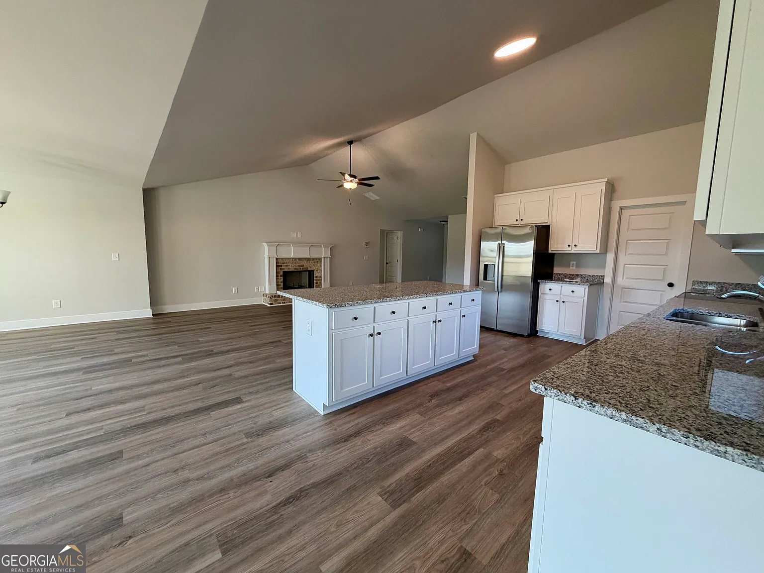 4 bed, 2.5 bath, 2200 sqft, $2,600 — Photo 2