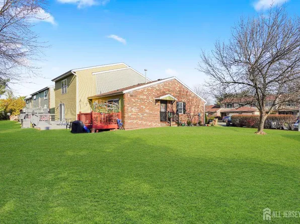 27 Hamilton Dr, Spotswood, NJ 08884