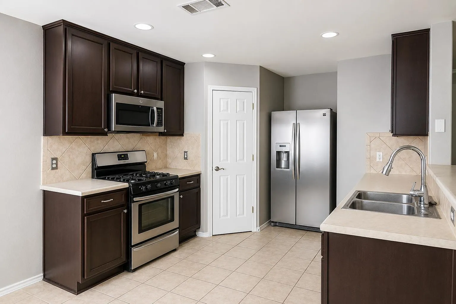 3 bed, 2.5 bath, 1958 sqft, $2,000 — Photo 4