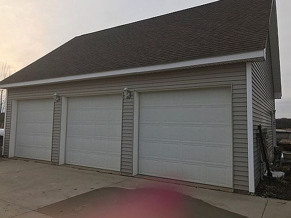 3 car detached garage/loft