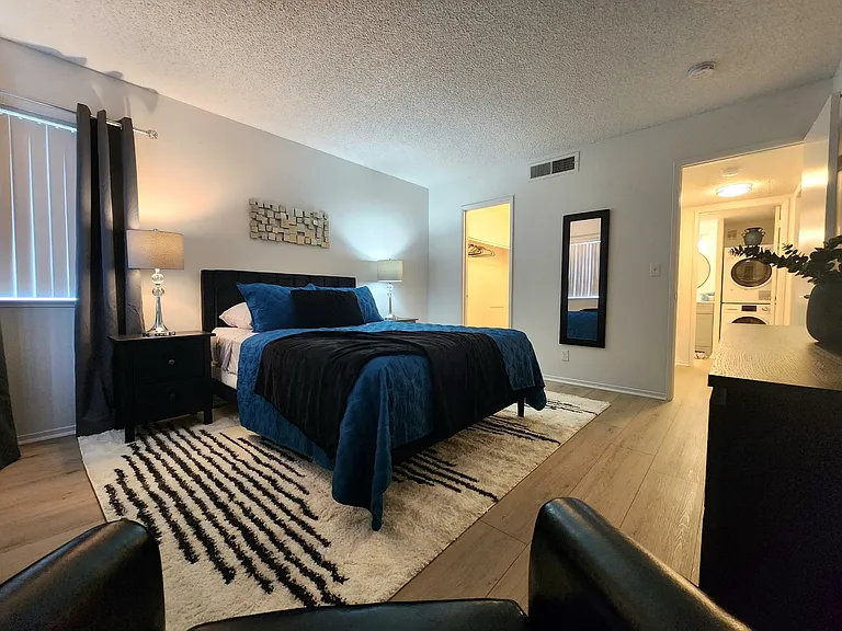 Valencia Apartments — Photo 37