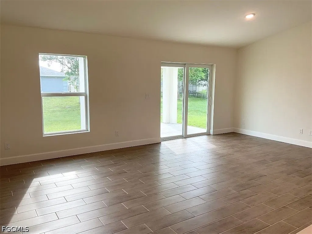 3 bed, 2.0 bath, 1330 sqft, $1,950 — Photo 3