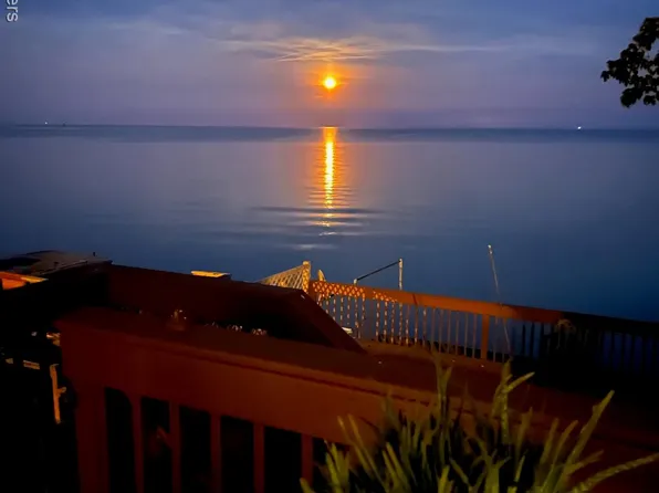 7888 Lakeshore Dr, Newport, MI 48166