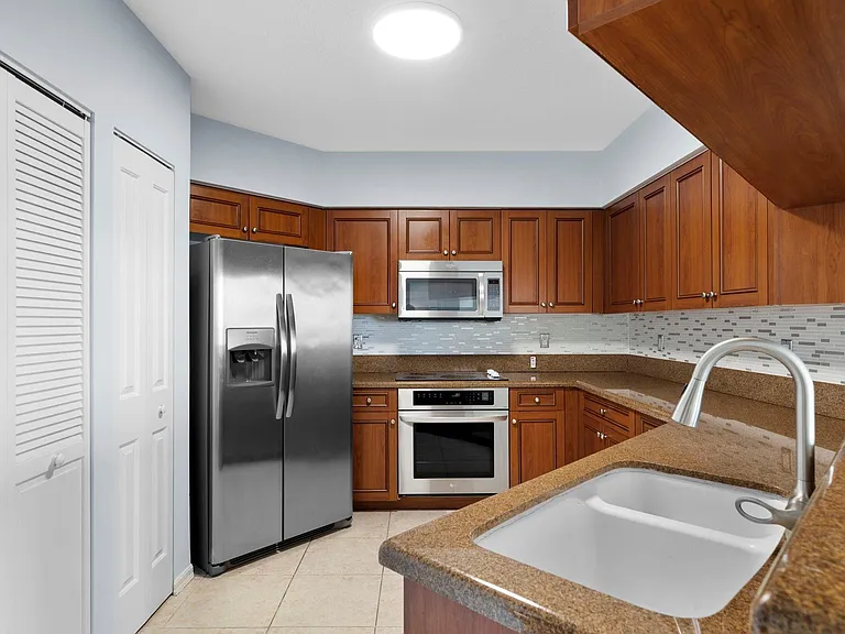 347 N New River Dr #1110 — Photo 6