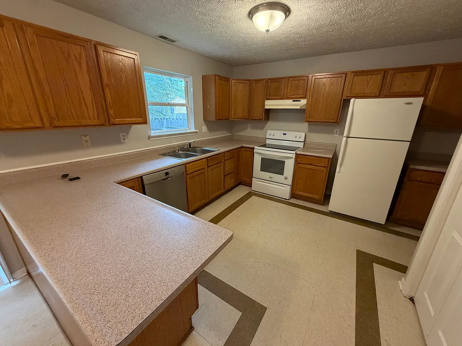 3 bed, 1196 sqft, $1,600 — Photo 3
