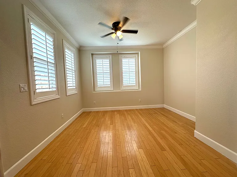 402 Albrecht St — Photo 13