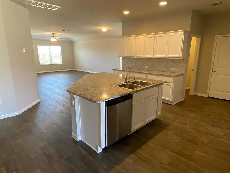 10708 Seguin St — Photo 5
