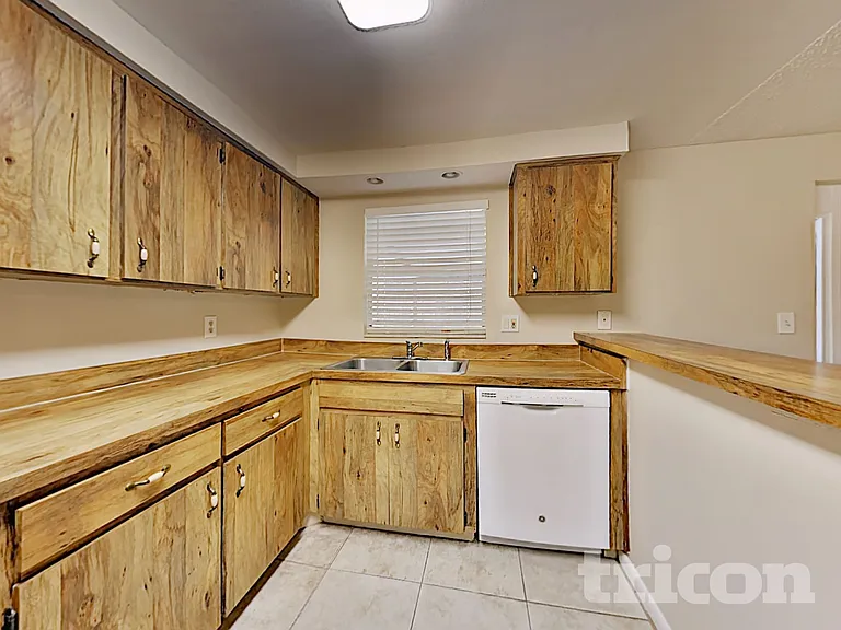 2308 Selkirk St — Photo 24