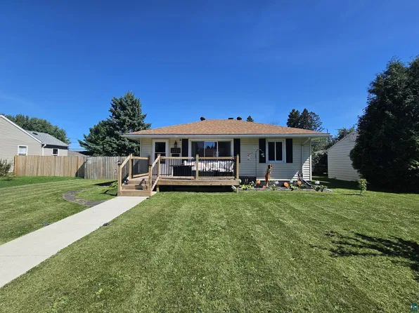 210 S 2nd St W, Aurora, MN 55705