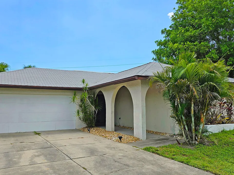 6545 Waterford Cir
