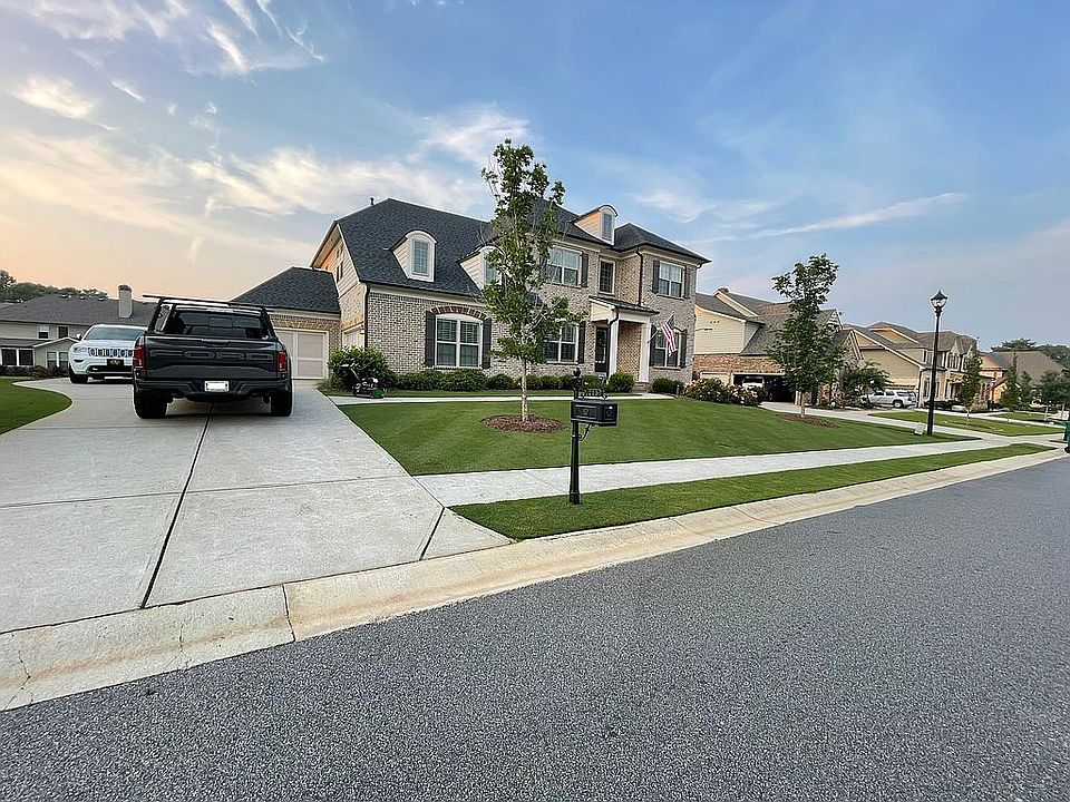 1st image of 215 Briar Hollow Ln