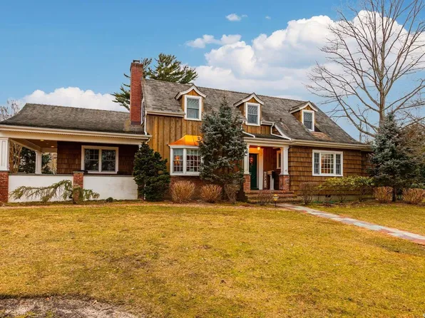313 W Lakeview Avenue, Brightwaters, NY 11718