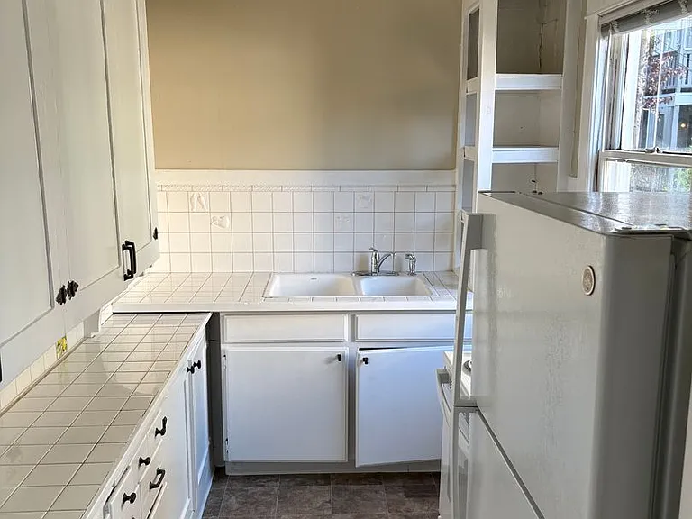 220 Belmont Ave E — Photo 16