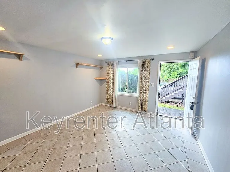 1155 United Ave SE #C — Photo 4
