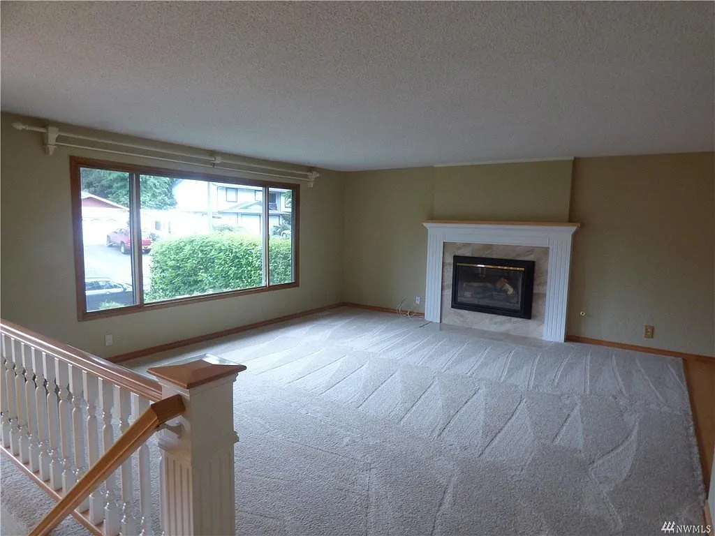 4 bed, 2200 sqft, $3,700 — Photo 2