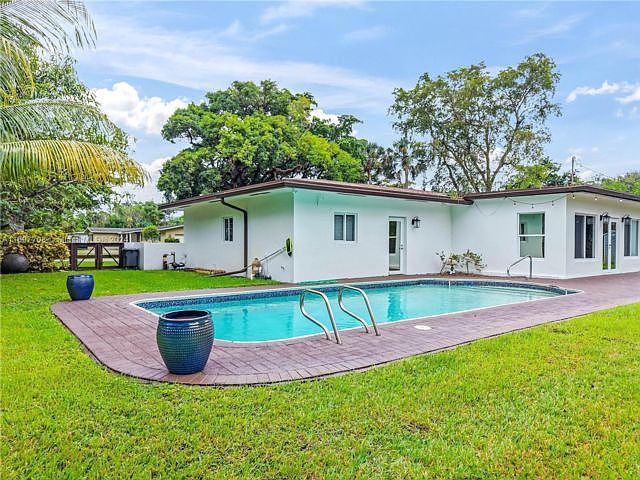 1st image of 561 Gardenia Ln
