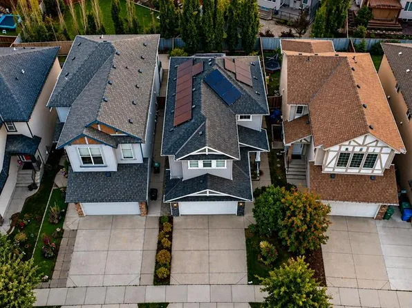 725 S New Brighton Dr SE, Calgary, AB T2Z 0X7