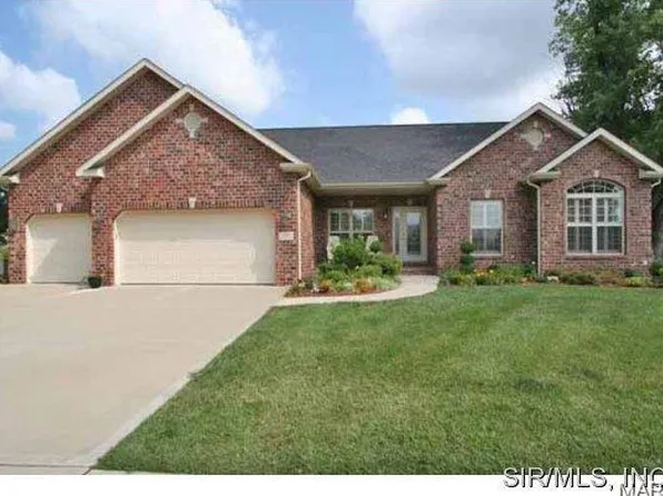 300 W Country Ln, Collinsville, IL 62234