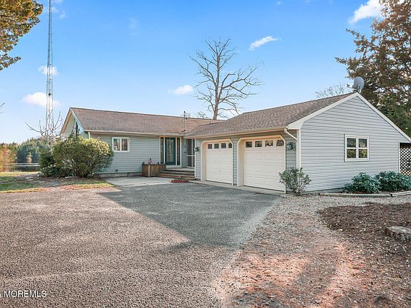2nd image of 208 Lakeview Court