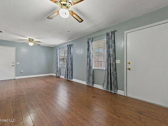 3rd image of 260 Venetian Gdns