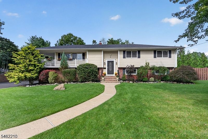 1st image of 7 Crest Dr