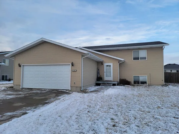 1014 Ash Ln, Aberdeen, SD 57401