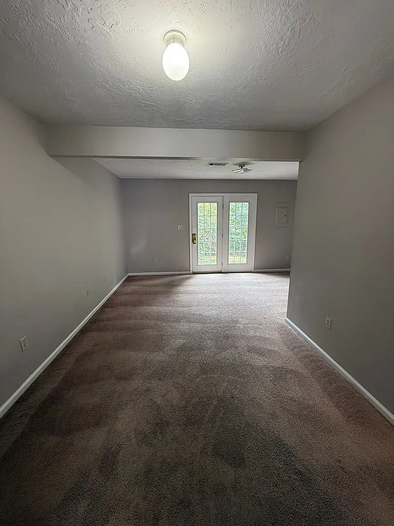 University Place 1- Charming Townhouse Apartment — Photo 4