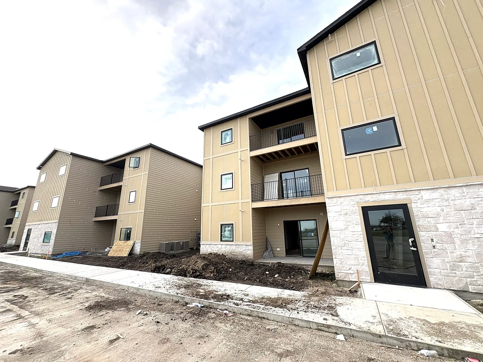 2 bed, 953 sqft, $1,300 — Photo 1