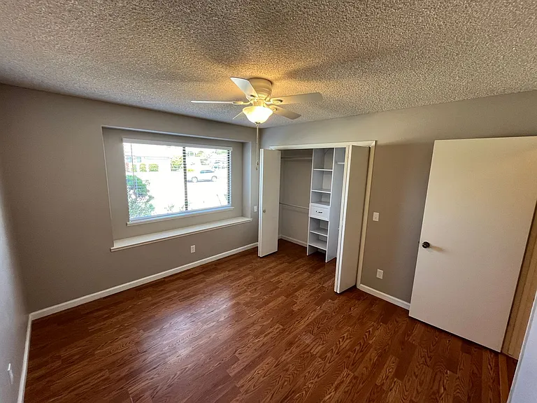 1090 Foxenwood Dr — Photo 7