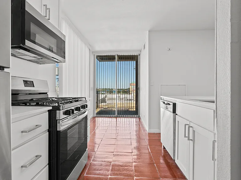 Four Oaks Apartments — Photo 12