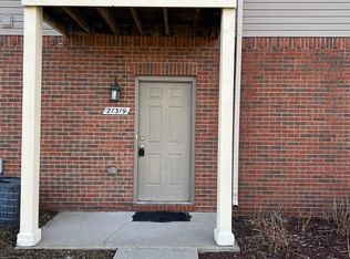 27319 Hidden Oaks Dr, Brownstown, MI 48183