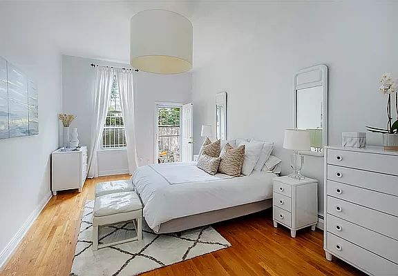2nd image of 204 Montrose Ave #1R
