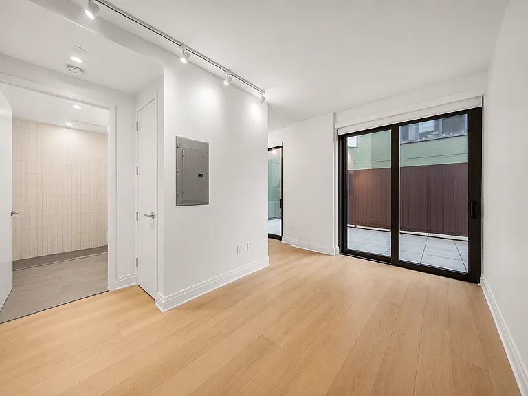10-25 Jackson Ave #4E — Photo 6