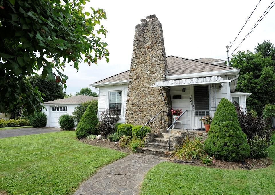 1st image of 302 Grant St