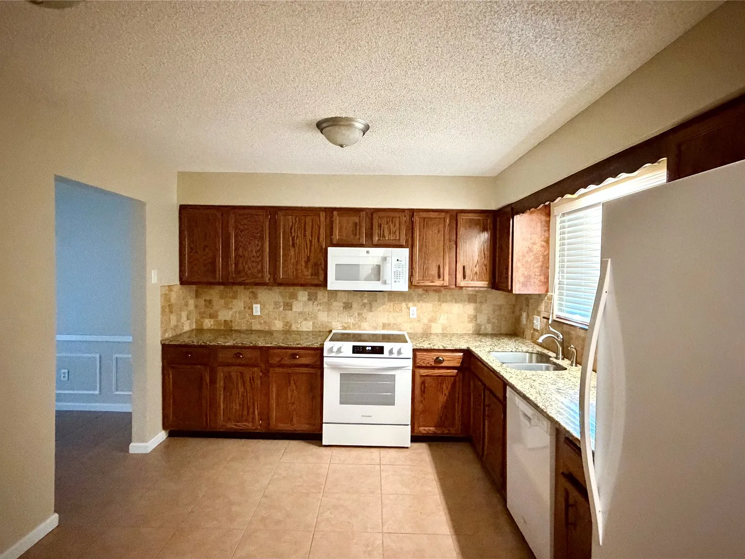 3 bed, 2.5 bath, 1664 sqft, $1,650 — Photo 2