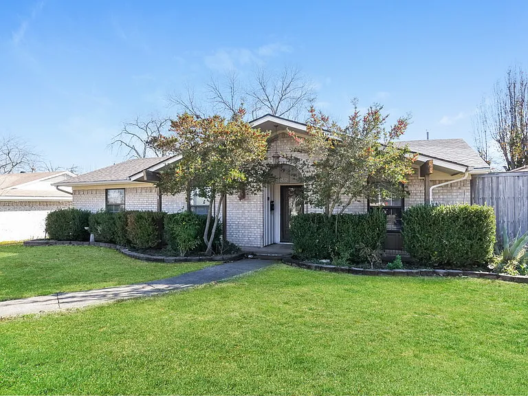 2532 Belhaven Dr — Photo 3