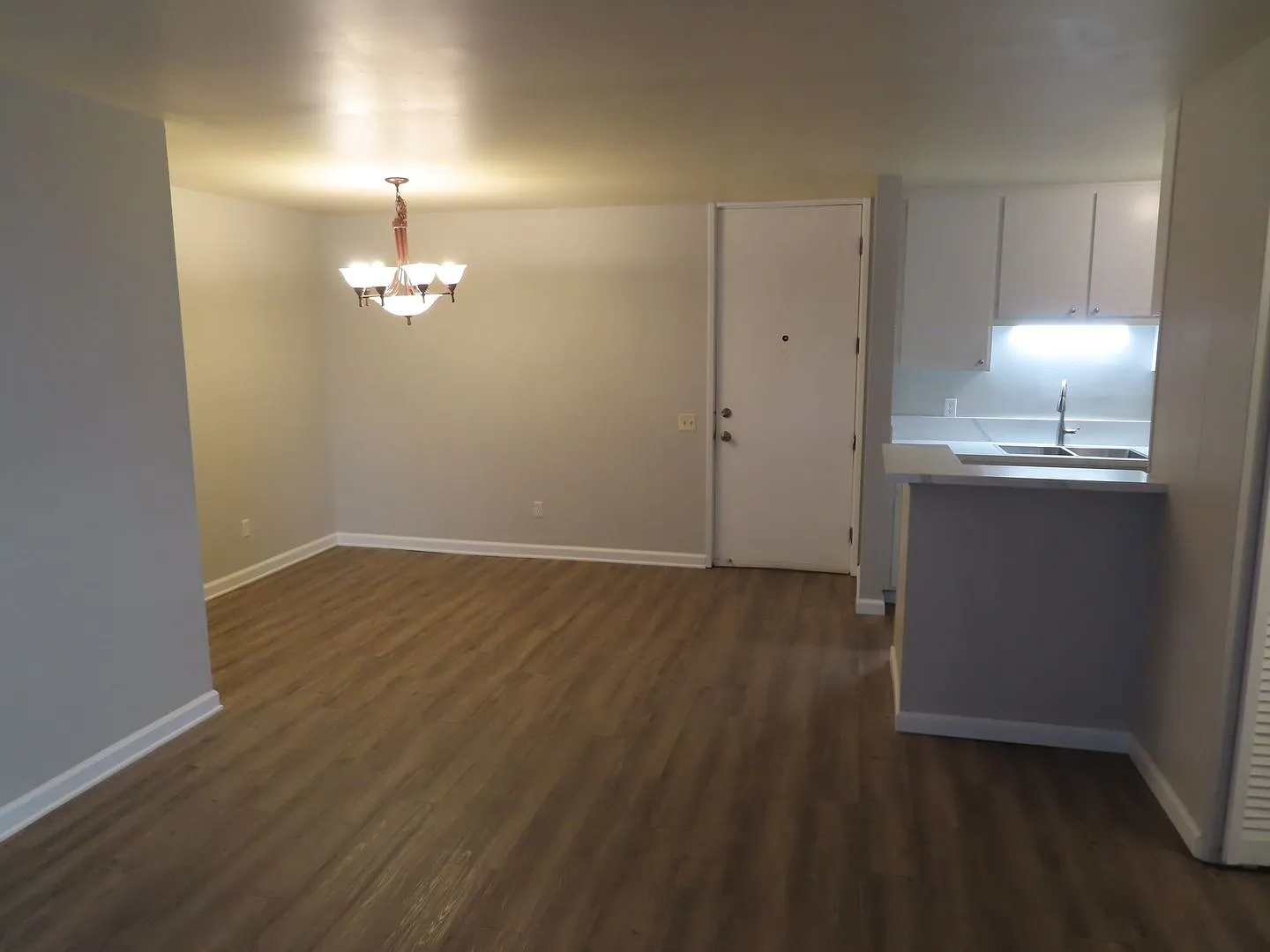 Updated Two Bedroom Condo in Fashion Valley / Mission Valley — Photo 3