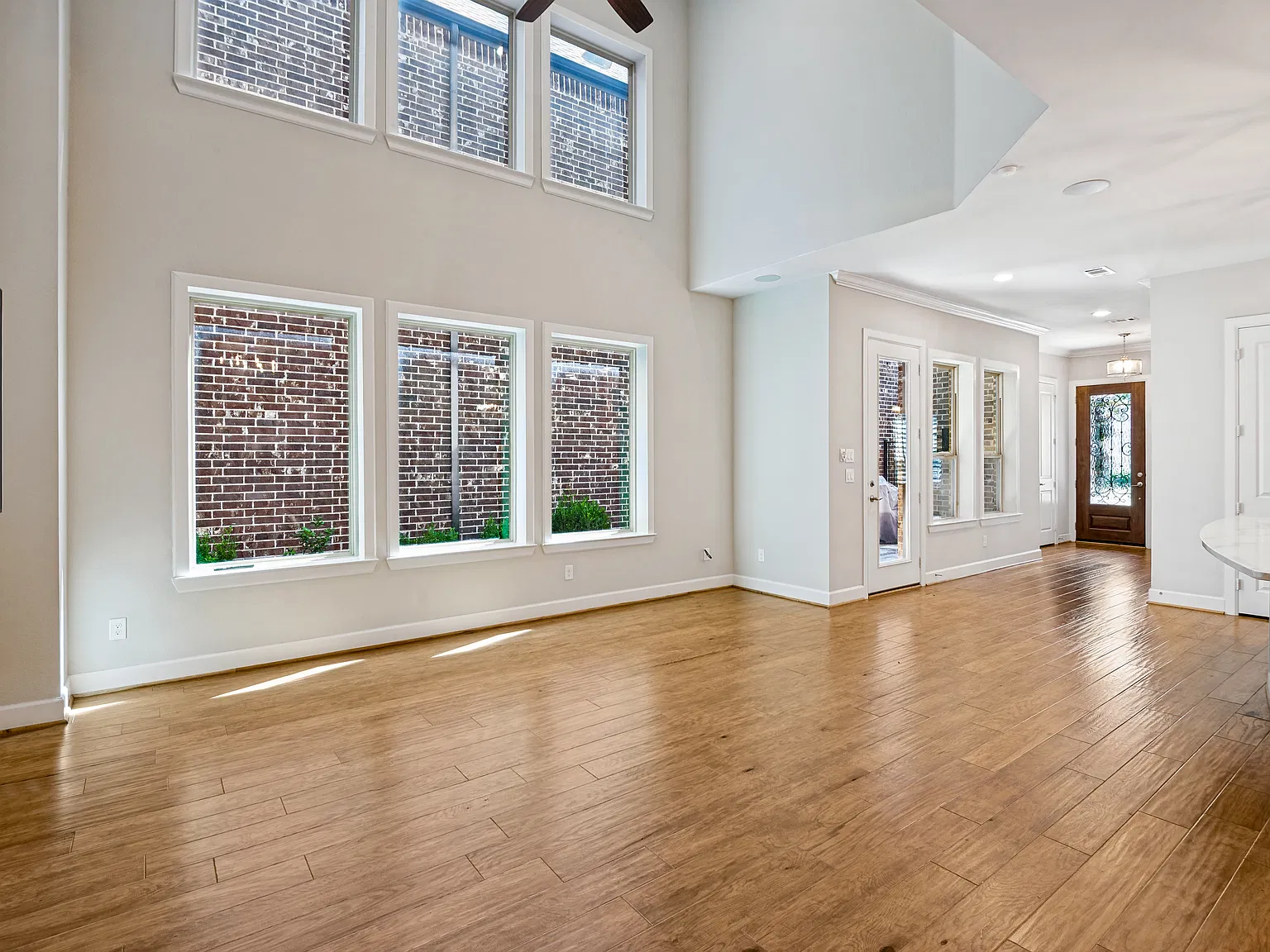 3 bed, 2.5 bath, 2701 sqft, $3,100 — Photo 4