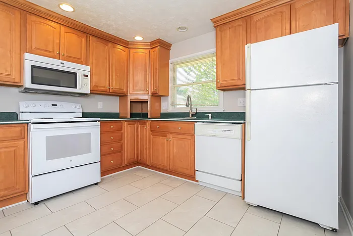 3 bed, 2.5 bath, 1842 sqft, $2,345 — Photo 4