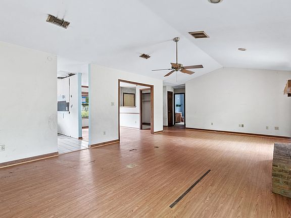 3rd image of 6041 Redfield Cir