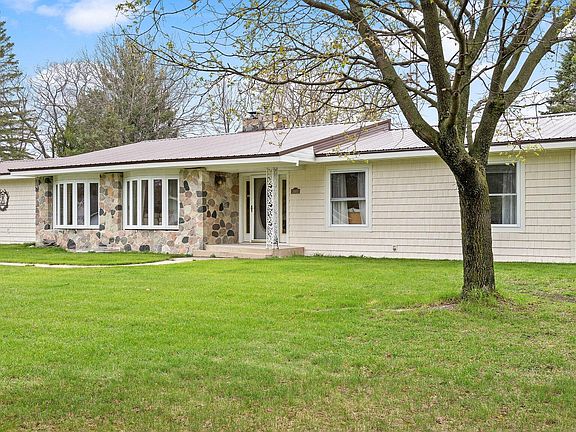 3rd image of 3860 Spruce Dr