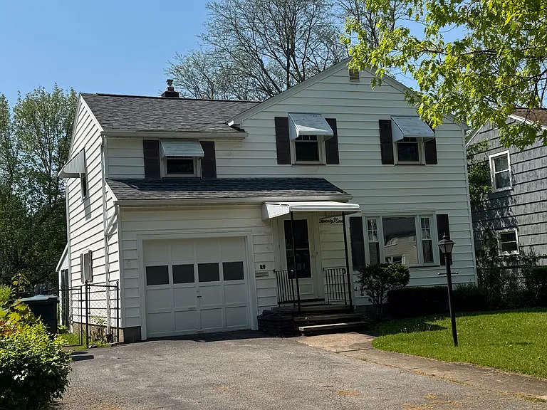 29 Stanford Rd W — Photo 1