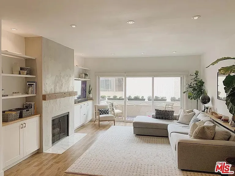 5139 Balboa Blvd #204 — Photo 1