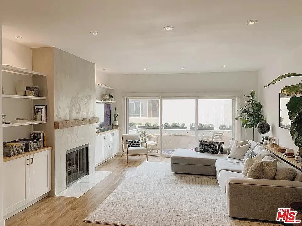 5139 Balboa Blvd #204